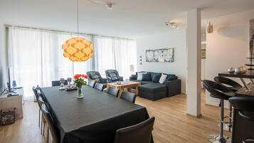 Superior-Apartment, 3 Schlafzimmer, Balkon, Bergblick | Essbereich im Zimmer