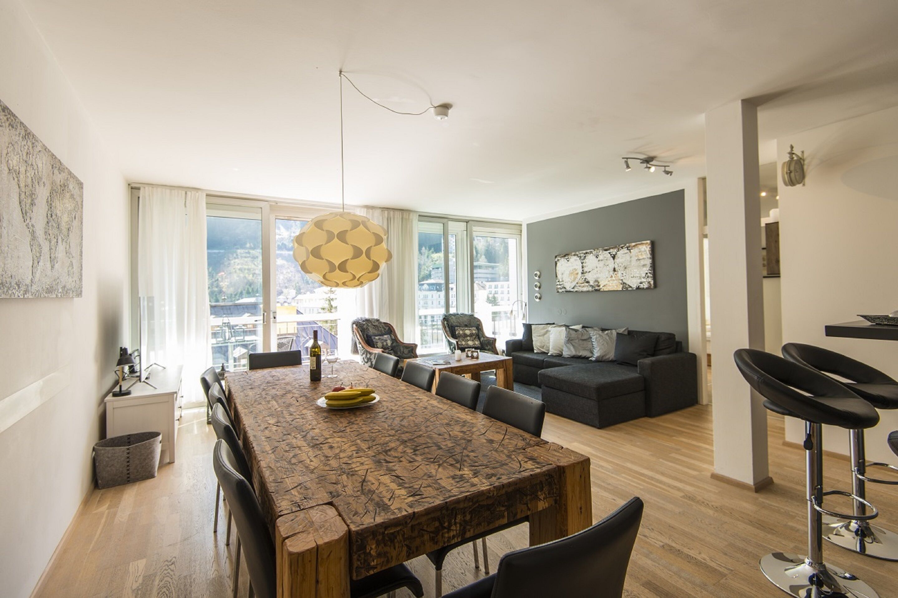 Departamento superior, 3 habitaciones, balcón, vista a la montaña | Área de sala de estar | Televisión de pantalla plana 