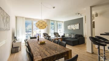 Departamento superior, 3 habitaciones, balcón, vista a la montaña | Área de sala de estar | Televisión de pantalla plana