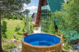Bañera de hidromasaje al aire libre