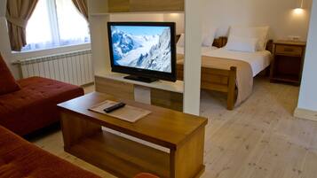 Suite Junior, 1 letto matrimoniale o 2 letti singoli | Area soggiorno | TV LCD