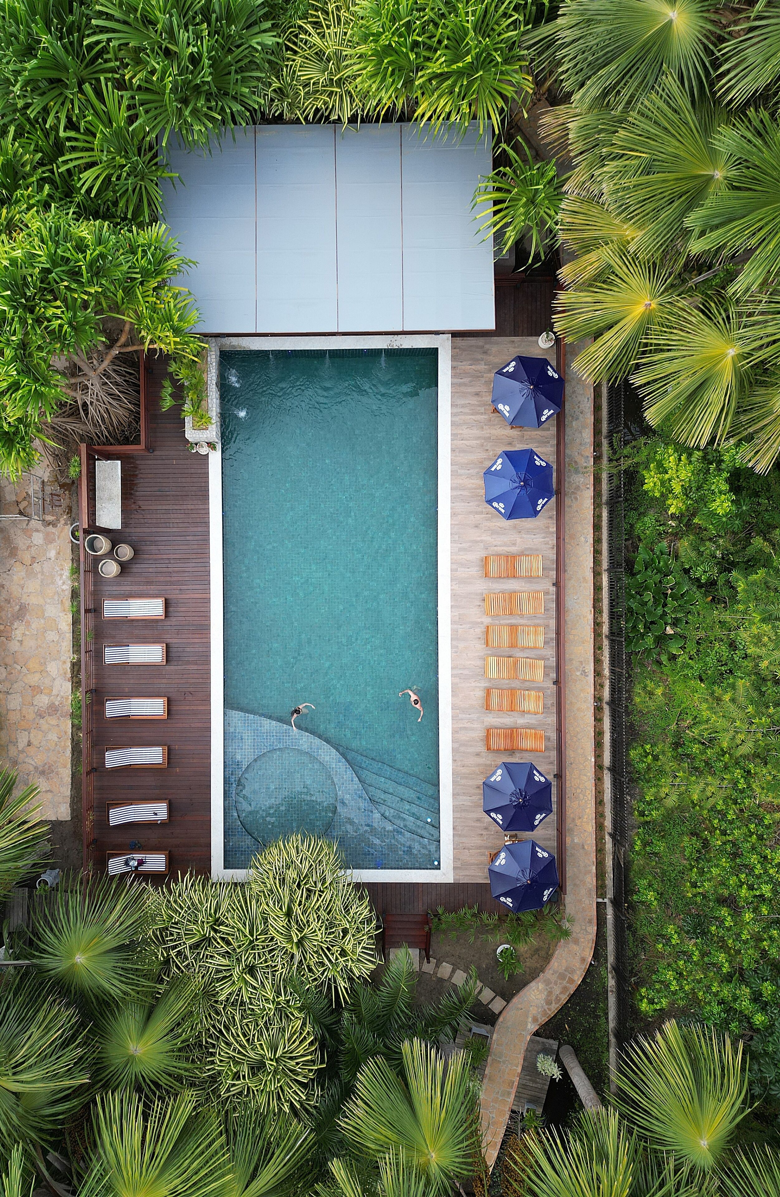 Piscina externa, barracas de cortesia, guarda-sóis