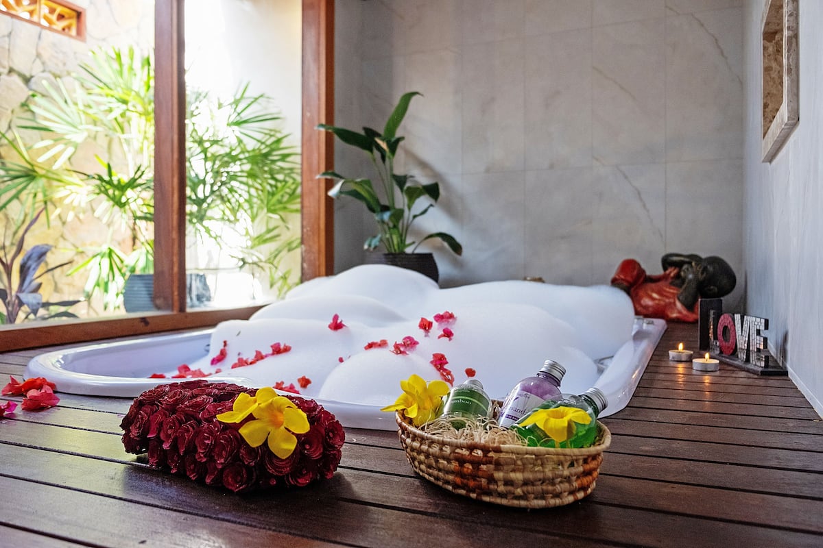 Deluxe Suite | Bathroom | Free toiletries, hair dryer, towels, soap
