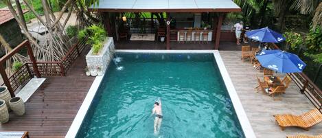 Udendørs pool, gratis hytter, parasoller