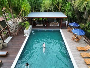 Una piscina al aire libre, cabañas de piscina gratuitas, sombrillas