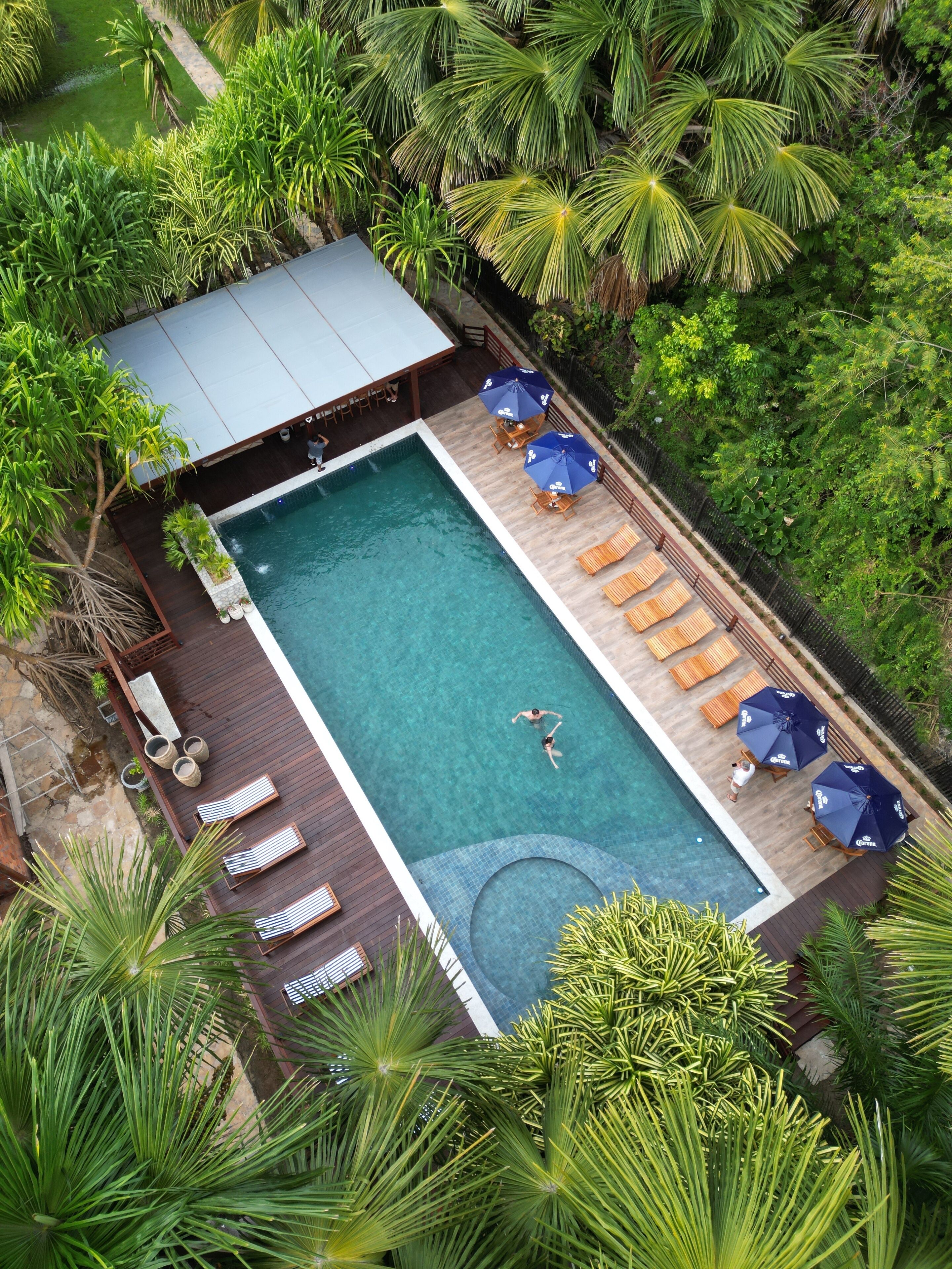 Piscine extérieure, cabanons gratuits, parasols de plage