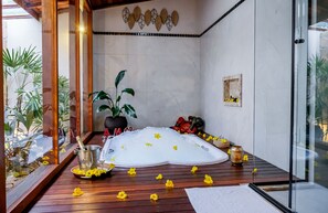 Phòng Suite Deluxe | Phòng tắm | Đồ dùng nhà tắm miễn phí, máy sấy tóc, khăn tắm, xà phòng
