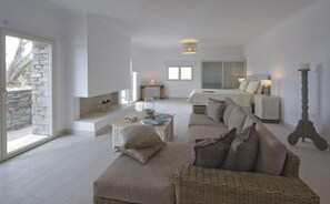 Deluxe Studio | Living area