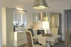 Refrigerador, microondas, placa de cocina, cafetera expreso