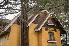 A yellow building with a sign reading "Pousada La Toscana". - Pousada La Toscana (Campos do Jordão)