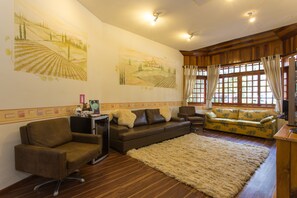 32–tuumainen äly-TV, jossa kaapelikanavat