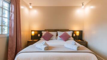 Apartamento Casal Superior Luxo | Roupas de cama antialérgicas, frigobar, cortinas blackout