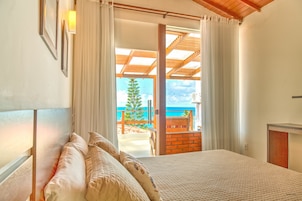 Minibar, caja de seguridad en la habitación y ropa de cama