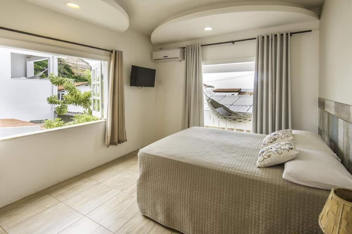 Minibar, coffres-forts dans les chambres, draps fournis