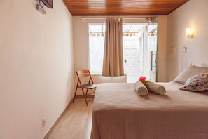 Habitació, vistes parcials al mar | Minibar, caixa forta a l'habitació i roba de llit