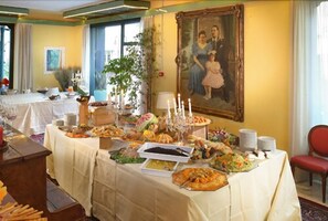 Petit déjeuner buffet compris