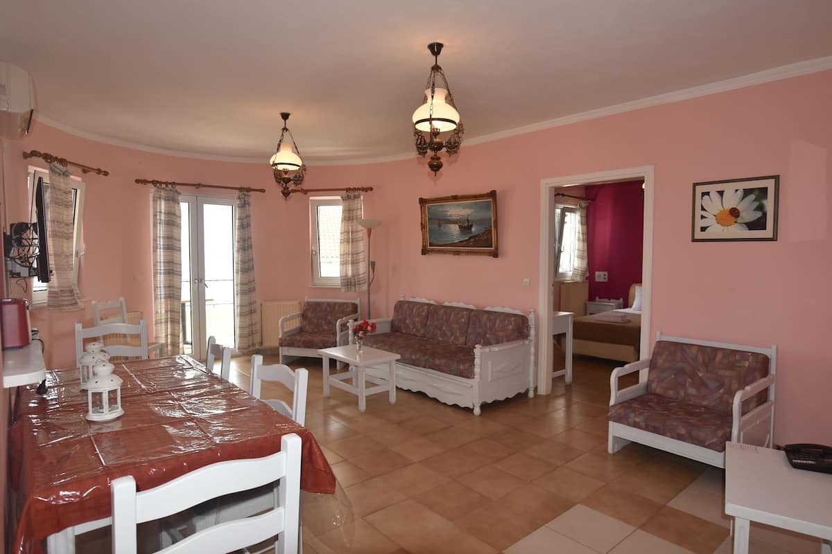 Appartement, 2 chambres, vue mer | Coin séjour | Télévision LED, lecteur de DVD, livres, station d'accueil MP3