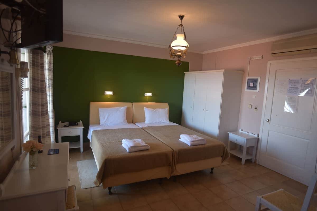 Studio, gedeeltelijk uitzicht op zee | Een minibar, een kluis op de kamer, verduisterende gordijnen
