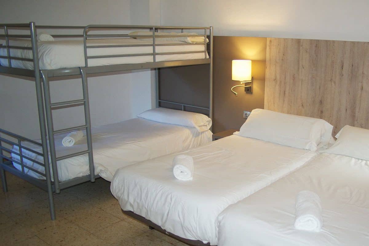 Een bureau, een strijkplank/strijkijzer, gratis babybedden, gratis wifi