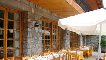 Petit déjeuner et déjeuner servis sur place, spécialités Cuisine locale