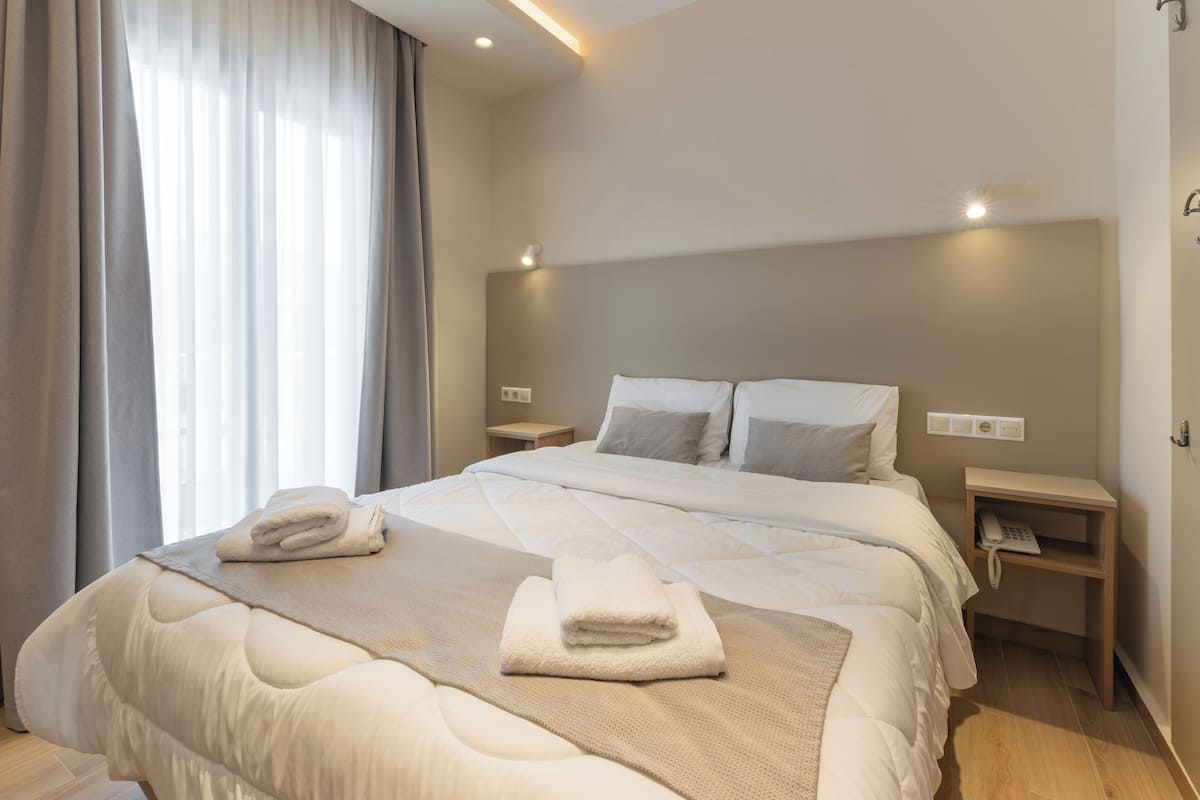 Quarto casal clássico, 1 cama de casal, para não fumantes, vista para a montanha | Cofres nos quartos, quartos à prova de som