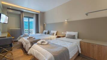 Chambre Triple Familiale, 3 lits une place, non-fumeurs, vue montagne | Coffres-forts dans les chambres, chambres insonorisées
