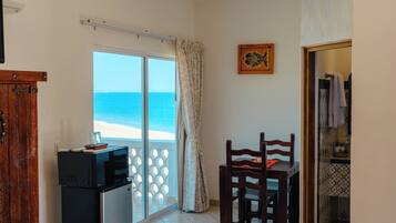 Standard King room Ocean View BK by MM | Selimut bulu angsa, minibar, brankas, dan didekorasi berbeda-beda