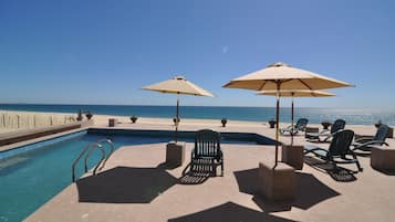 Piscine extérieure, parasols de plage