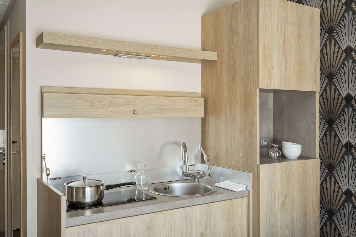 standard studio, 1 king bed, non smoking (twin bed on request) | room amenity