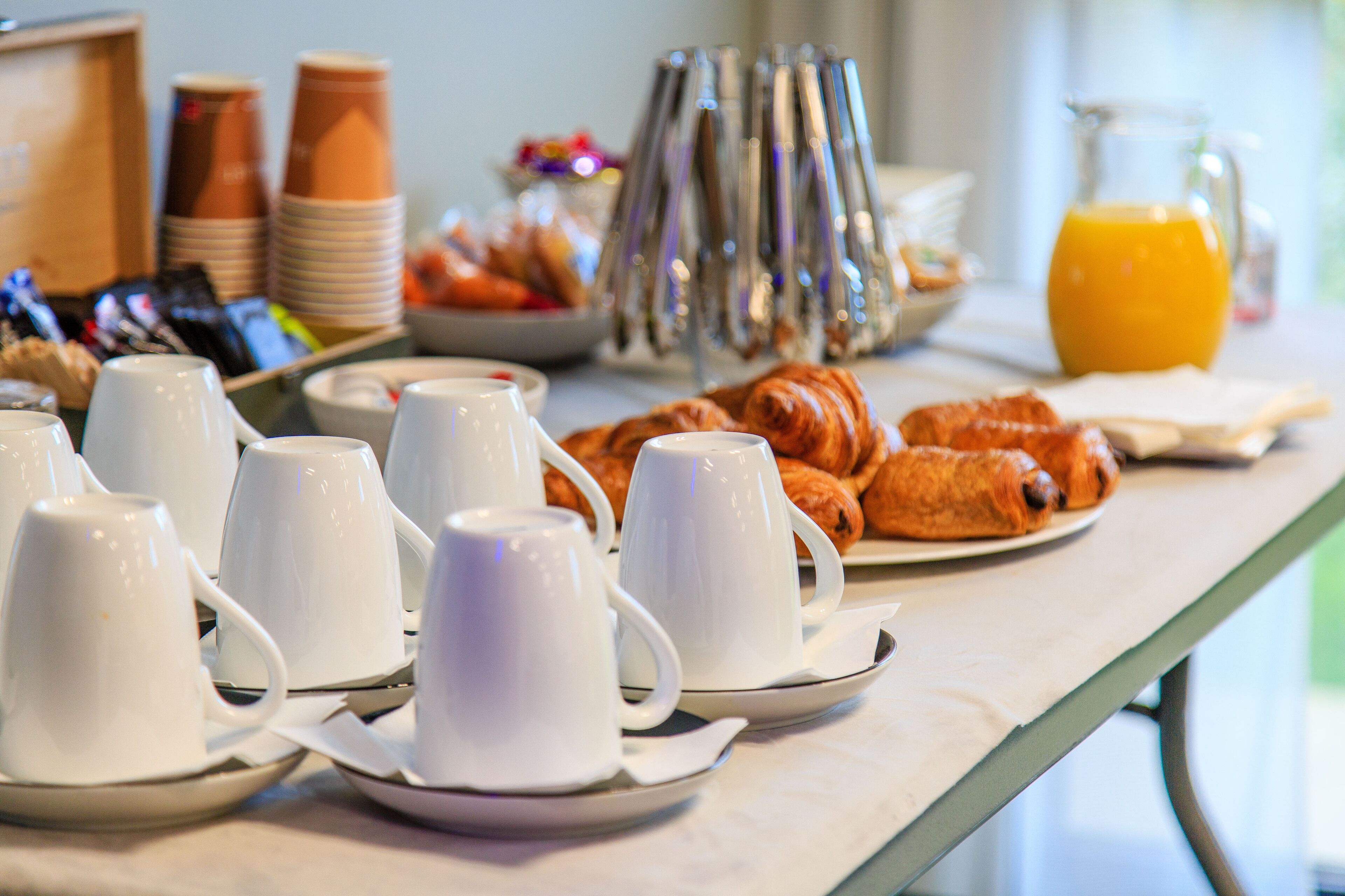 Un buffet de petit-déjeuner proposant une variété d'aliments et d'ustensiles.