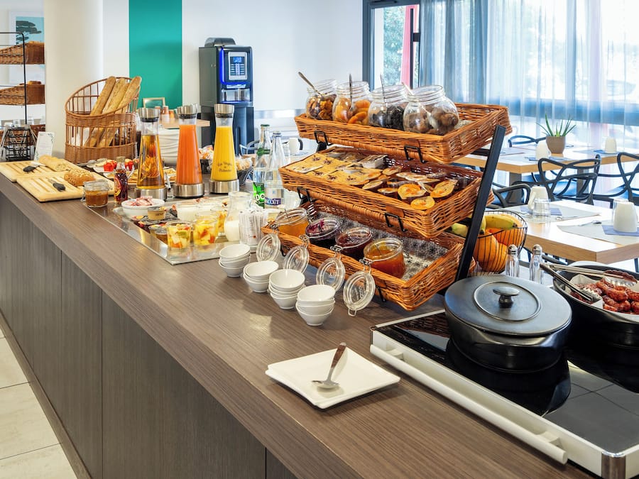 Petit déjeuner buffet (15 EUR par personne)