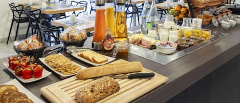 Tägliches Frühstücksbuffet (14 EUR pro Person)