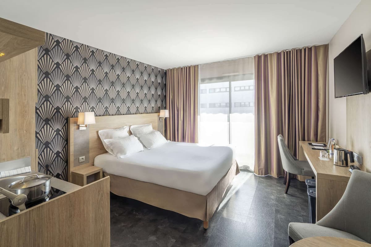 standard studio, 1 king bed, non smoking (twin bed on request) | 1 bedroom, in-room safe, blackout curtains, soundproofing