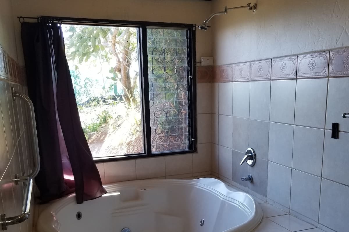 Suite Confort, 1 très grand lit, bain à remous, vue montagne | Baignoire à jets