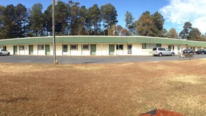 Front of property - Luxury Inn (Watkinsville)