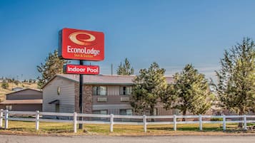 Experience the comfort of this charming inn, offering an indoor pool and a convenient suburban setting.
