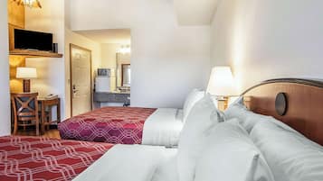 Habitación estándar, 2 camas de matrimonio | Ropa de cama hipoalergénica y escritorio
