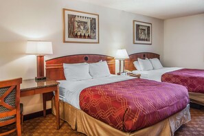 Hypo-allergenic bedding, desk, laptop workspace, blackout curtains - Econo Lodge Inn & Suites Madras (Madras)