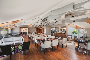 Petit déjeuner, déjeuner et dîner servis sur place