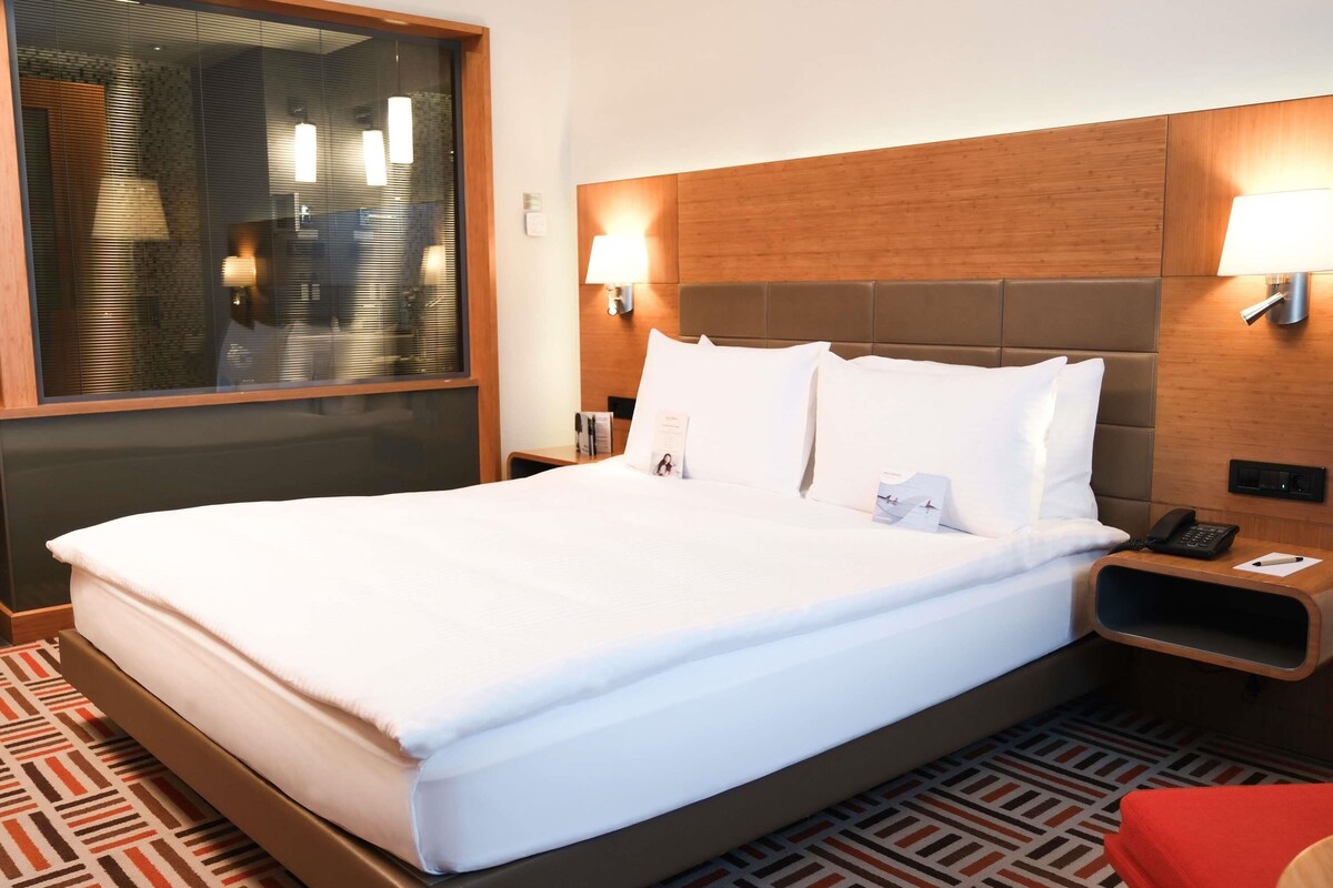 Hypo-allergenic bedding available, in-room safe, desk, laptop workspace