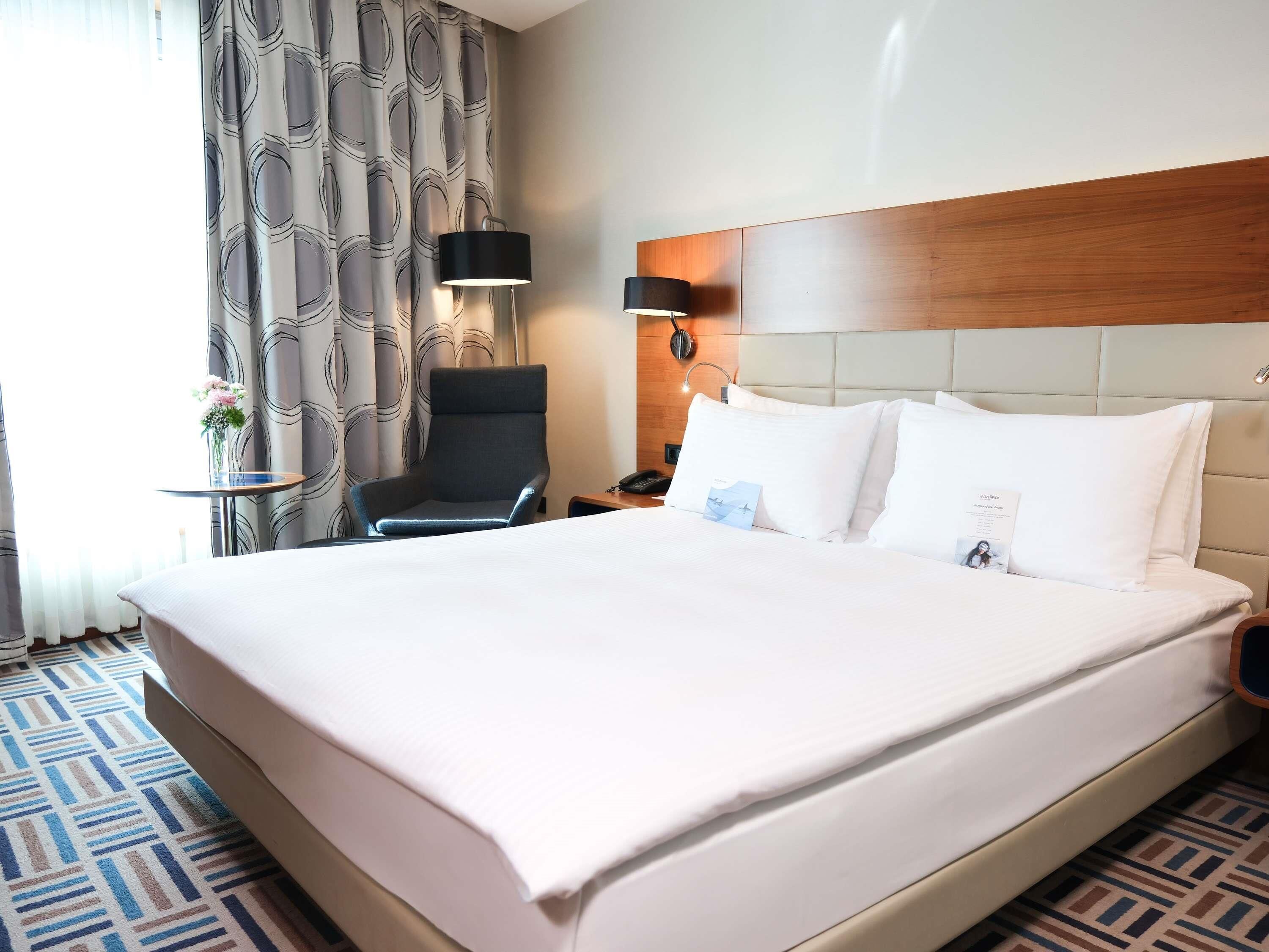 Deluxe Suite, 1 King Bed | Hypo-allergenic bedding available, in-room safe, desk, laptop workspace