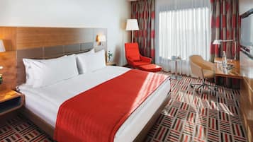 Hypo-allergenic bedding, in-room safe, individually decorated, desk