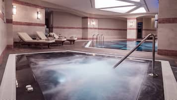 Una piscina cubierta, tumbonas