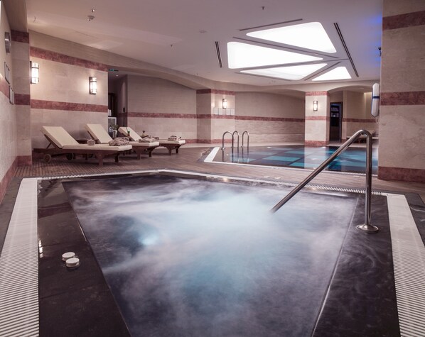 Piscine couverte, chaises longues