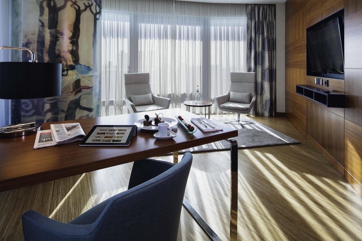 Deluxe Suite, 1 King Bed | 1 bedroom, hypo-allergenic bedding, in-room safe, individually decorated