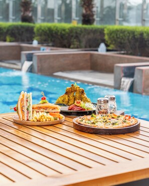 3 restaurants; breakfast, lunch, dinner and brunch served  - Vivanta Hyderabad, Begumpet (Hyderabad)