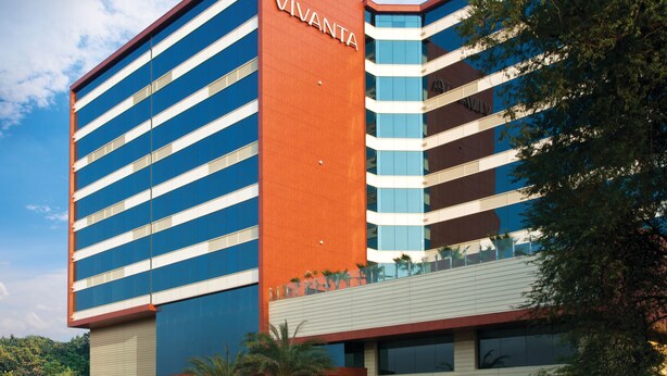 Un edificio moderno con el nombre "VIVANTA" en su fachada.