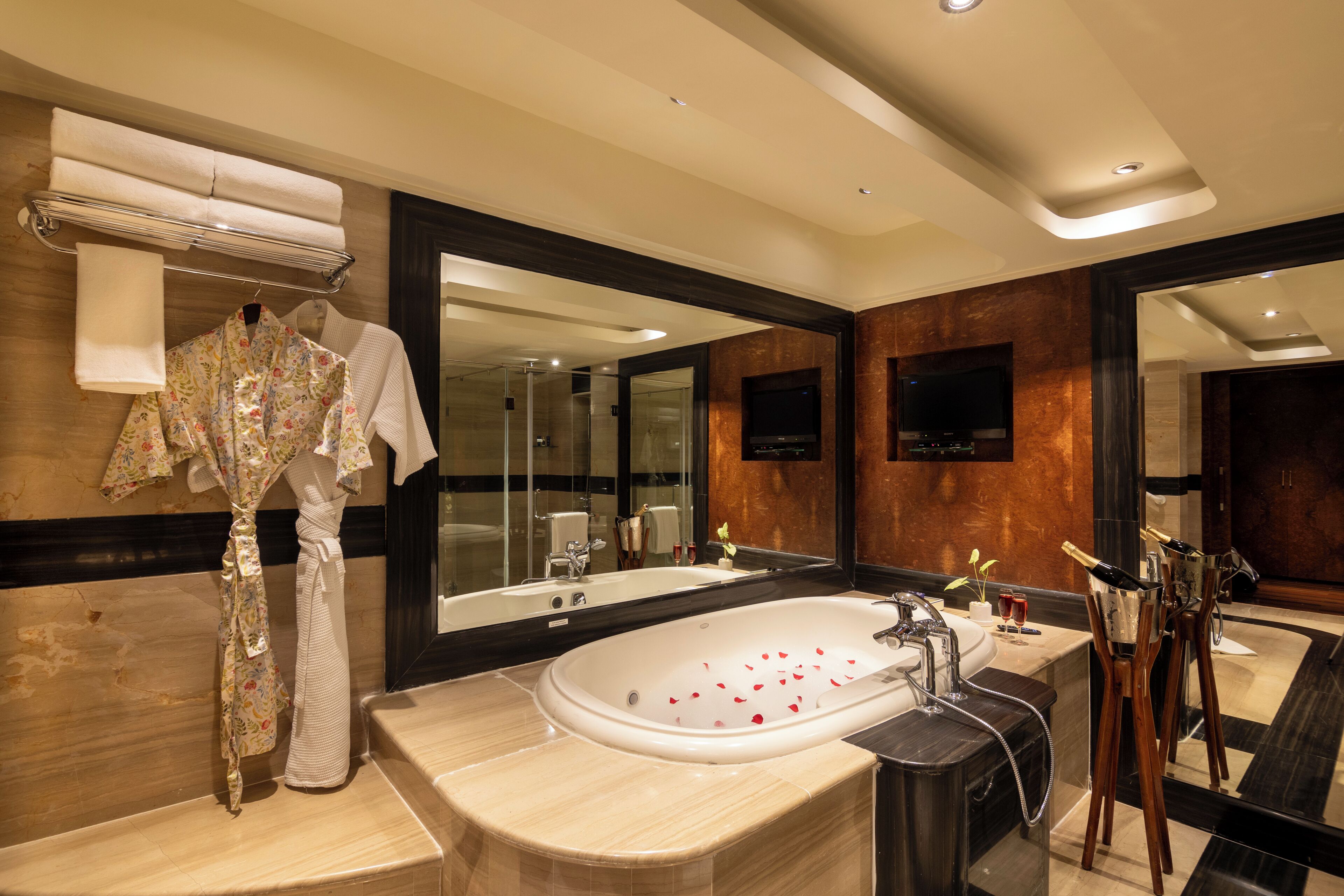 suite (vivanta) | bathroom | shower, free toiletries, hair dryer, bathrobes