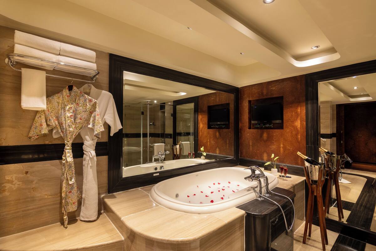 suite (vivanta) | bathroom | shower, free toiletries, hair dryer, bathrobes