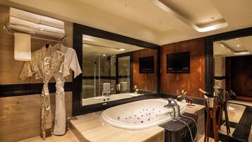 Suite (Vivanta) | Baño | Ducha, artículos de higiene personal gratuitos y secador de pelo